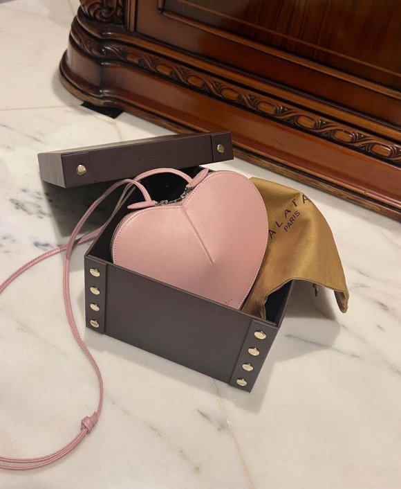 Alaia AA1P003C0Y75 LE Coeur Bag In Calfskin Pink