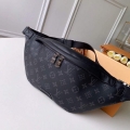 LV M44336 Louis Vuitton Discovery Bumbag Monogram Black