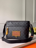 LV M45217 Louis Vuitton Gaston Labels Besace Zippee Medium Messenger Bag Black