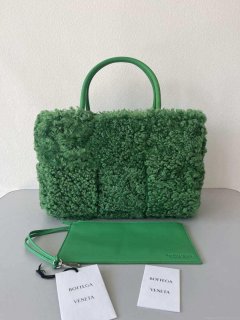 Bottega Veneta BV 652867 Arco Tote Intreccio shearling Dark Green