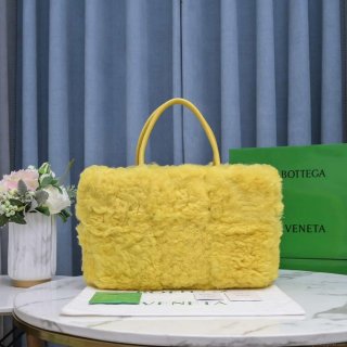 Bottega Veneta BV 652867 Arco Tote Intreccio shearling Yellow