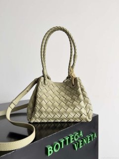 Bottega Veneta BV 796569VCPPT2190 Small Andiamo Parachute Green