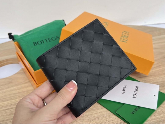 Bottega Veneta BV 743211 Intrecciato Bi-Fold Wallet BV70067