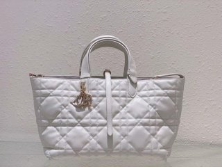 Dior M2821 Medium Dior Toujours Bag White Macrocannage Calfskin