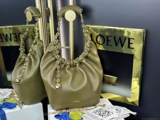 Loewe A914Q37X01 Medium Squeeze bag in nappa lambskin Green