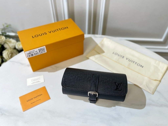 Louis Vuitton 3 Watch Case Taiga Leather M32719