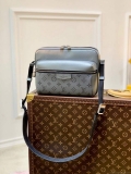 LV M30830 Louis Vuitton Outdoor Messenger Silver