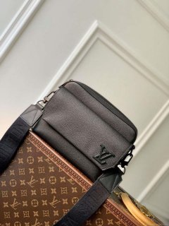 LV M22482 Louis Vuitton Fastline Messenger Black