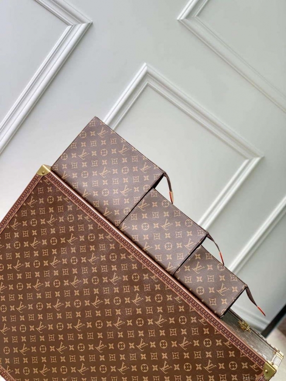 LV M47195 Louis Vuitton Trio Toilet Pouch Bag