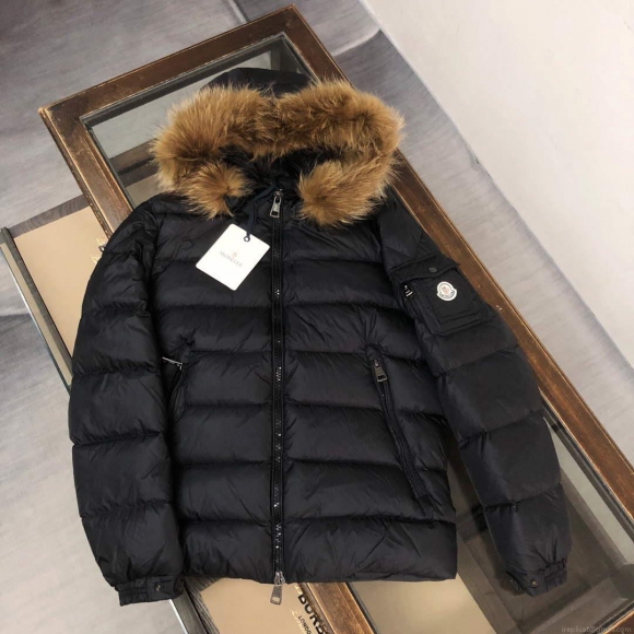 Moncler Short Classic Down Jacket M68739