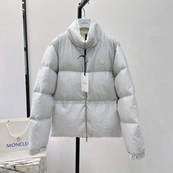 Moncler Women’s Fashion Clothing Short Down Coat M68730